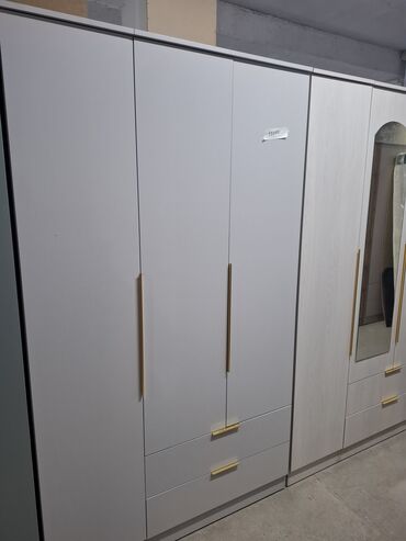 Шифоньеры: В прдоже трехстворчетый шкаф с разными расцветками размером — 4