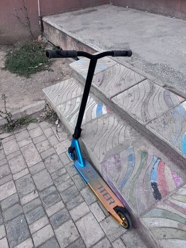 электронный самокат: Freestyle skuter - Rəng və dizayn: Mavi-alüminium gövdə, göy qurşağı