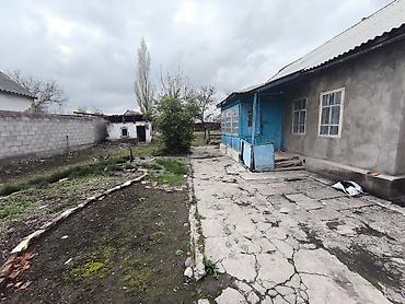 Продажа времянок: Продается 2-х комнатный дом, карабалта ул. железнодорожная 73, участок — 4
