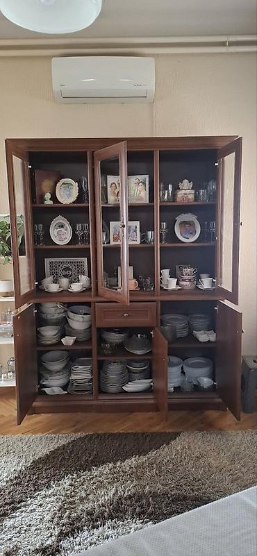 komode forma: Dvodelna vitrina iz KENT kolekcije u fantasticnom stanju Frontovi — 4