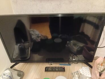 24 düym ölçülü, qara rəngli, düz ekran televizor. Evdə əyləncə və ya