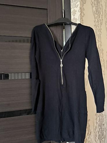 Üst geyimi: Qadın üçün qara trikotaj kardiqan/tunika - Model: tam ön hissəsi boyu — 2