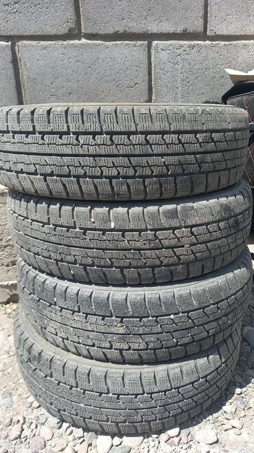 шины на нива: Комплект зимних шин с типоразмером 155/70R14. Шины имеют характерный