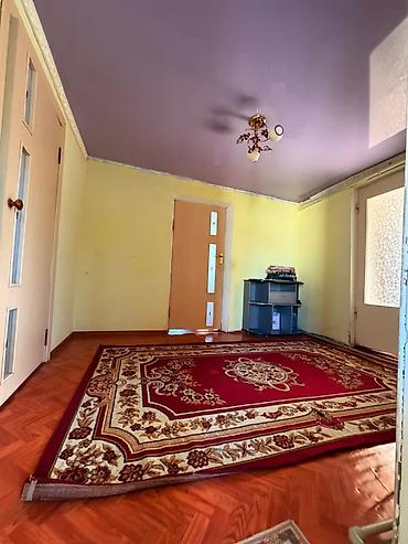 Продажа коттеджей и домов: Просторный дом с отделкой - Планировка: большая гостиная с оконным — 9