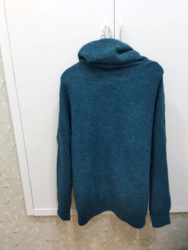 Koftalar, sviterlər: İsti triko sviterlər çox az geyinilib, her biri 7 azn — 10