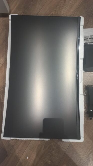 настольный компьютер: GIGABYTE brendinin qara rəngdə oyun monitoru, displeyin arxa tərəfində