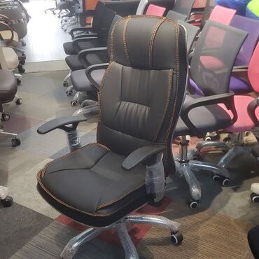 Ofis və oyun kresloları: Yeni, Təkərli, Qolları tənzimlənir, Dəri — 19
