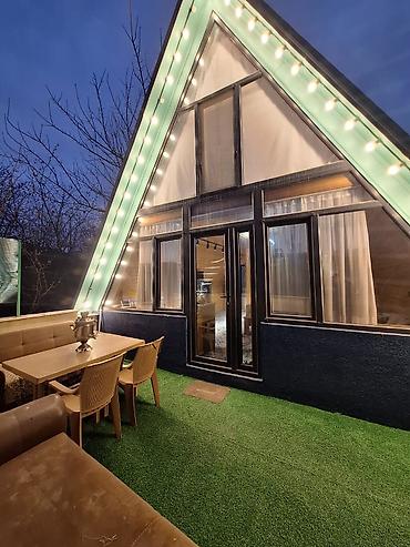 Bağ evlərinin kirayəsi: A-frame üslubunda komfortlu kottec Xüsusiyyətlər: - Üçbucaq formalı — 2