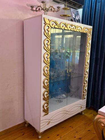 ikinci əl vitrin: Zərif çəhrayı rəngli, qızılı naxışlı, şüşə qapılı vitrin şkafı. Şkafın