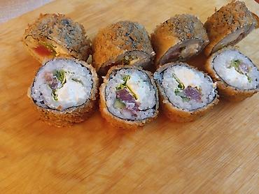 Готовые блюда, кулинария: Сеты роллов и суши - Классические и запечённые роллы: с лососем — 9