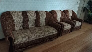 Otaq bitkiləri: Klassik üslubda yumşaq mebel dəsti Tərkib: - 1 ədəd 3 nəfərlik