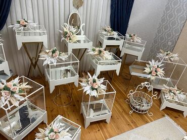 Stend vitrinləri: Ağ rəngdə qarışıq güllərlə 14 ədədli xonça dəsti satılır. Üzərində — 5