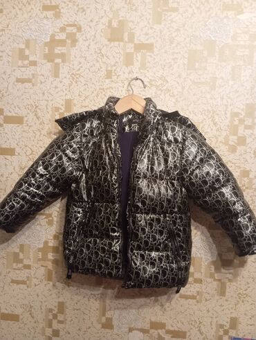 куртка tnf: Куртка детская, размер 98-110 (сломался замок) 200 сом