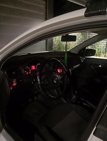 6 2: Volkswagen Polo: 2012 г., 1.6 л, Механика, Газ, Седан — 5