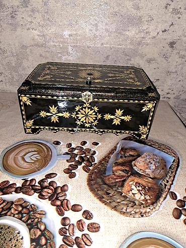 Sandıqlar: Mücrü qara rəngdədir və üzəri parlaq, qızılı rəngli nəbati naxışlarla — 4