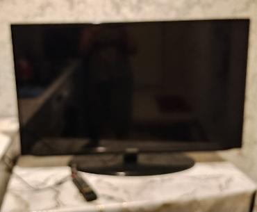 Televizorlar: Sade qara Samsung televizordu damasni antenle isleyir krosnuyla yada — 2
