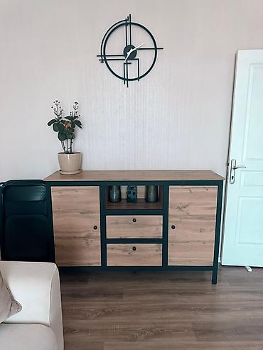 podstavka: İki hissədən ibarət qonaq otağı mebel dəsti - Tərkib: 1) TV — 2