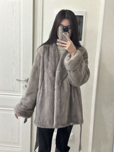 детские шапки с помпонами из натурального меха: Новая, (запечатанная этикетка, брошь, чехол имеется) Цвет колотый лед