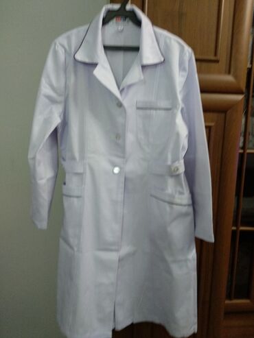медицинская спецодежда: Продаю новый фабричный из плотной ткани медицинский халат белого цвета
