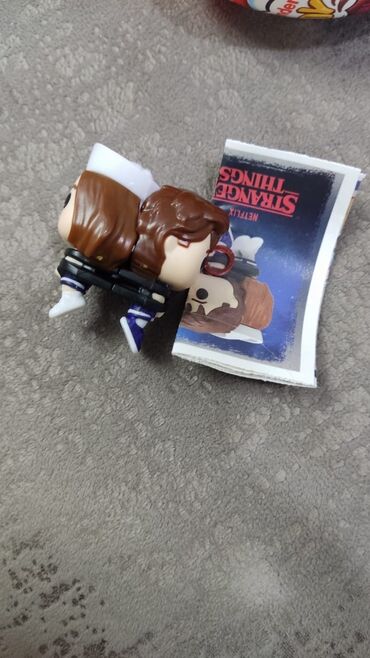 Heykəlciklər: Kinder Surprise “Stranger Things” kolleksiya fiqurları seti. Məzmun — 7