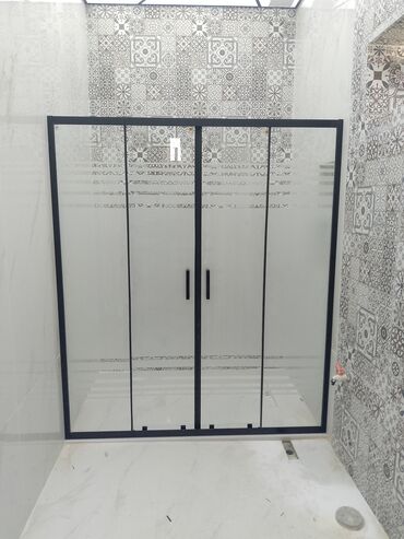 Hamam üçün aksessuarlar: Şüşə duş kabinası qara çərçivəli dizaynı ilə vanna otağınıza müasir və