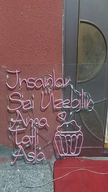 disk yonan aparat: Neon işıq lövhəsi – “İnsanlar sizi üzə bilər, amma tatlı asla” yazısı — 1