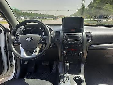 Kia: Kia Sorento TLX, ağ rəngli, 5 qapılı SUV. Xüsusiyyətlər və təchizat — 9