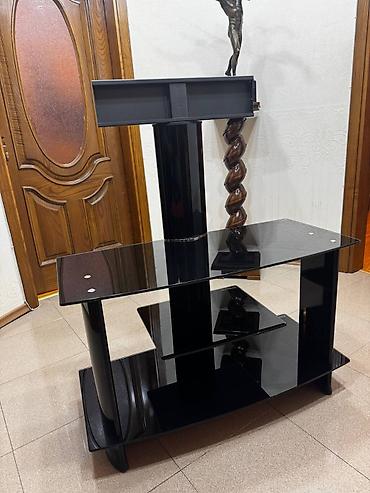 piona: İşlənmiş, Düz TV altlığı, Polkalı, Şüşəli — 1