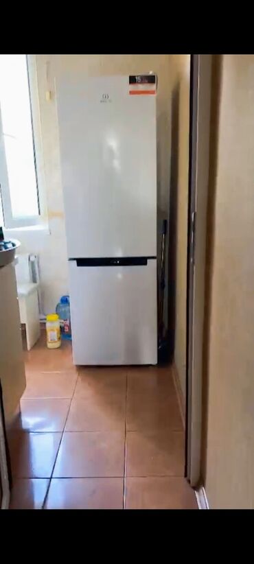mətbəx soyuducusu: Indesit iki qapılı soyuducu (alt hissə – dondurucu) - Rəng: ağ