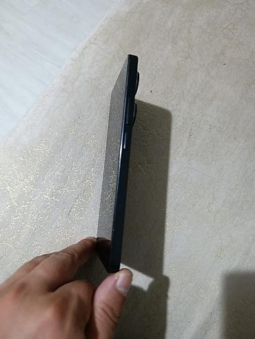 realme c71 qiymeti: - Məhsul: Qara rəngli smartfon - Dizayn: Düz kənarlı, nazik korpus; — 1
