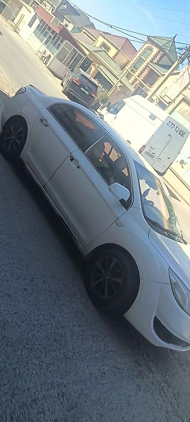 e60 guzgu: Ağ rəngli sedan avtomobil - Kuzov: 4 qapılı sedan, ağ rəng - Nömrə — 4