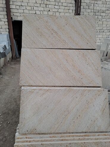 Kafel və metlax: Bej rəngli, düzbucaqlı formalı, təbii daş plitələr. İstənilən interyer — 47