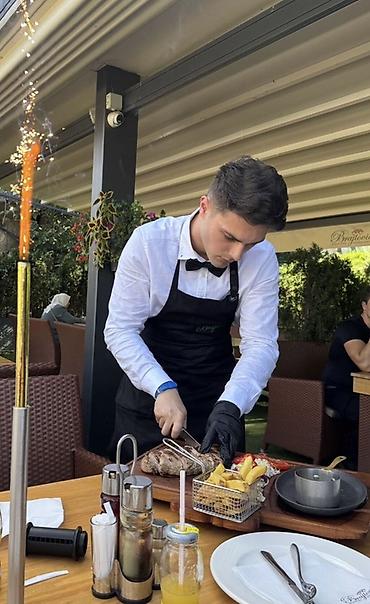 Ofisiantlar: Ofisiant tələb olunur, Restoran — 1