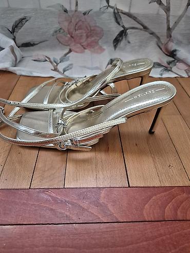 mona kais braon: Bershka sandale na štiklu – veličina 38 - Elegantne sandale u metalik — 4