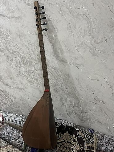 Milli saz – uzun saplı bağlama - Korpus: təbii ağacdan, rezonanslı