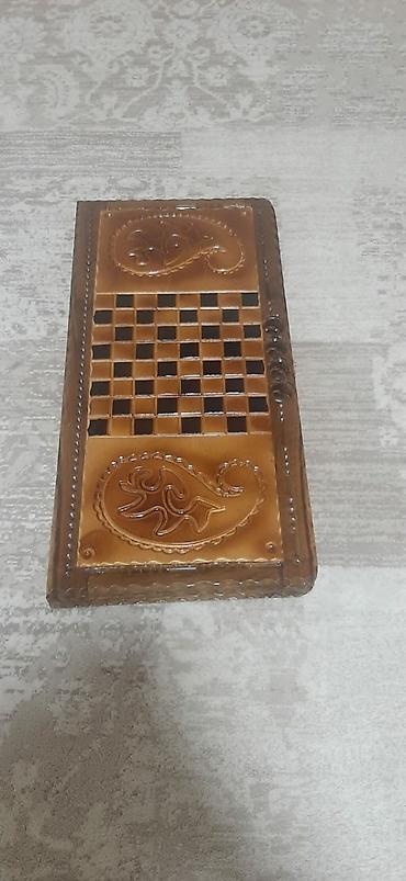Nərdlər: Bu, taxta materialdan hazırlanmış, oyma bəzəkləri olan nərd oyun — 22