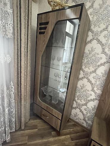 șkaf: Şüşəli vitrin şkaf Material: MDF Təxmini ölçülər (şəkillərə əsasən) — 2