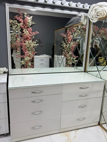 Sifarişlə masa və oturacaq dəstləri: İşlənmiş, Makiyaj üçün masa, Güzgülü