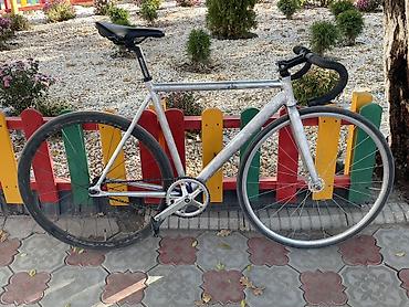 Фикс‑байк (single speed) трекового/городского формата. - Рама и