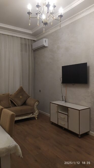 Uzunmüddətli kirayə mənzillər: Mənzil 2-otaqli studiya mənzildir, tam təmirli və tam əşyalidir. Evdə — 6