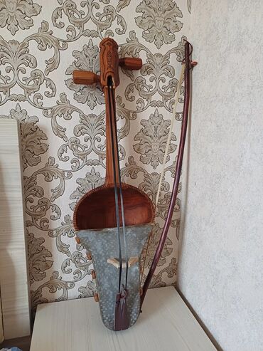 Комузы: Оруктон жасалган комуздар жана кылкыяктар сатылат, уста озу комузчу — 4