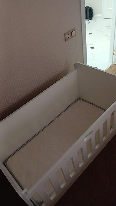 Мебель: Ağ rəngli uşaq beşiyi və döşək - Material: möhkəm MDF/taxta, hamar və — 1