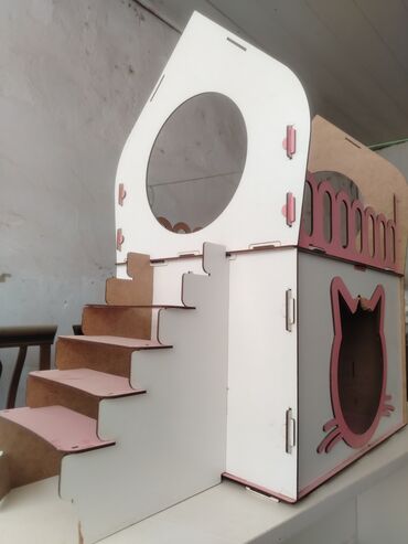 pişik üçün yuva: Pişik üçün iki mərtəbəli oyun evi - Material: MDF/kontrplak əsaslı