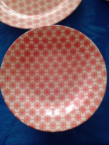 Kompleti posuđa: Servis za 4 osobe sa velikim soljama. Boja je lepa crvena. razlika — 7