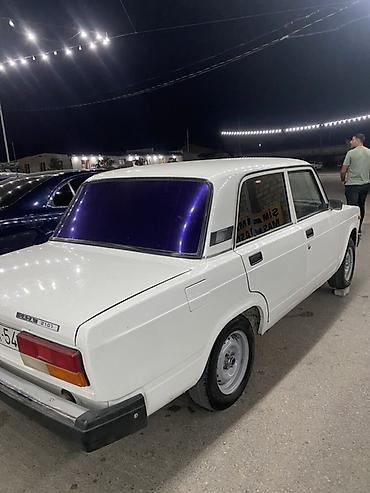 qaz 53 senedi: VAZ Lada 2107, ağ rəng, sedan kuzov. Xüsusiyyətlər: - Arxa ötürücülü — 5