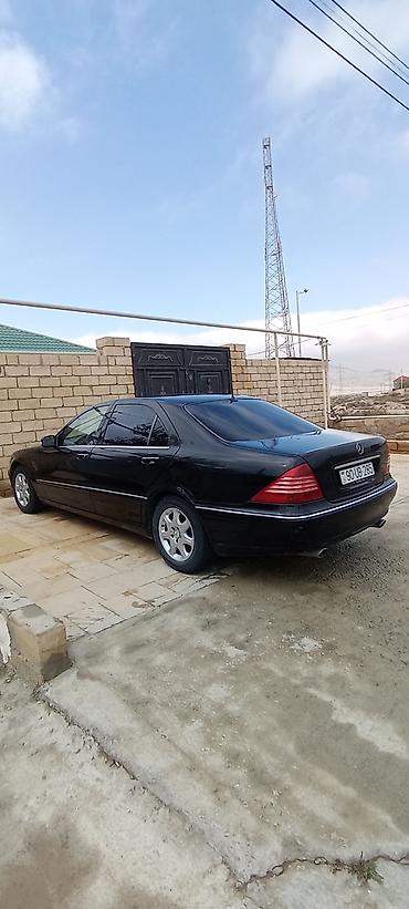 a class mercedes: Mercedes‑Benz S‑Class (W220), qara rəng, sedan gövdə. Əsas — 2
