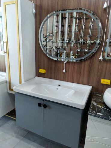 hamam rəfi: Ağ rəngli keramika lavabosu olan boz rəngli hamam rəfi. Bu rəfin iki