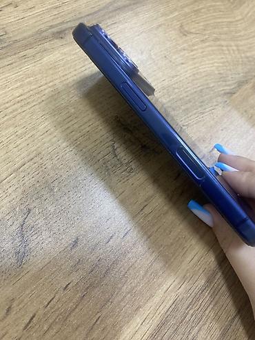 oğlan profil sekilleri: Məhsul: Mavi rəngli smartfon (üçlü arxa kamera modulu ilə) Ideal — 3