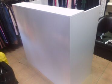 Stolovi: Pult 1 Materijal: Univer debljine 18 mm u beloj boji. Dimenzije — 5