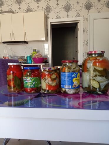 Süd məhsulları və yumurtalar: Şüşə bankalarda müxtəlif turşular hazırlayıram 🥒🍅🌶️. Bu çeşidlər